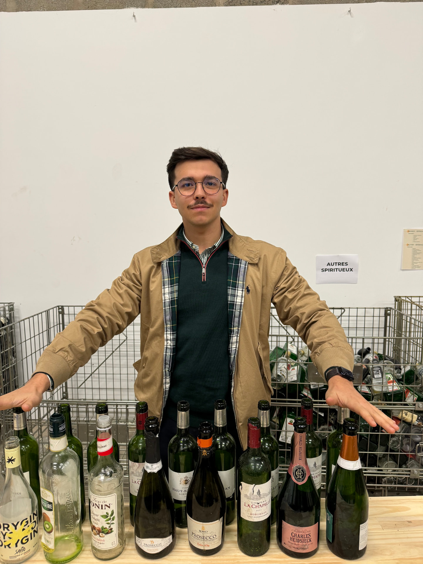 Nicolas, fondateur de Kolekta, devant un centre de tri du verre